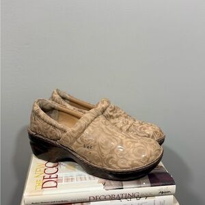 B.O.C Women's Beige Clogs Size 10M